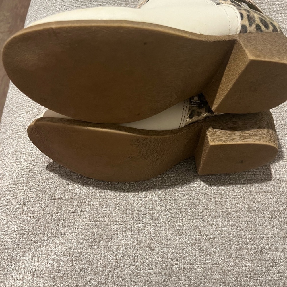 Girls boots size 2M. Color cream/beige. Leopard print in the back. Side zippers! - Picture 8 of 13